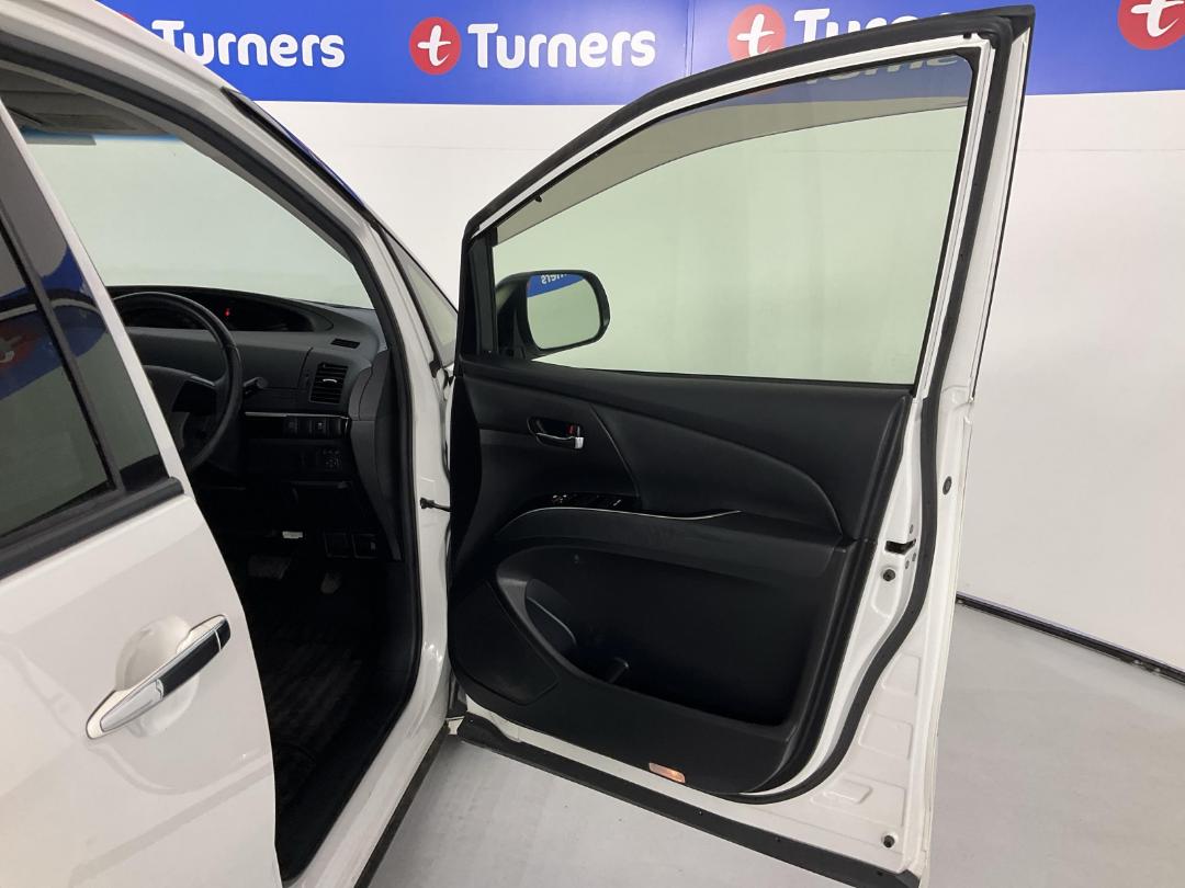 Photo '15' of Toyota Estima Photo '15' of Toyota Estima