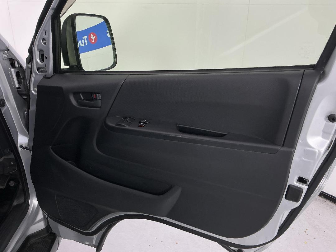 Photo '15' of Toyota Hiace Photo '15' of Toyota Hiace