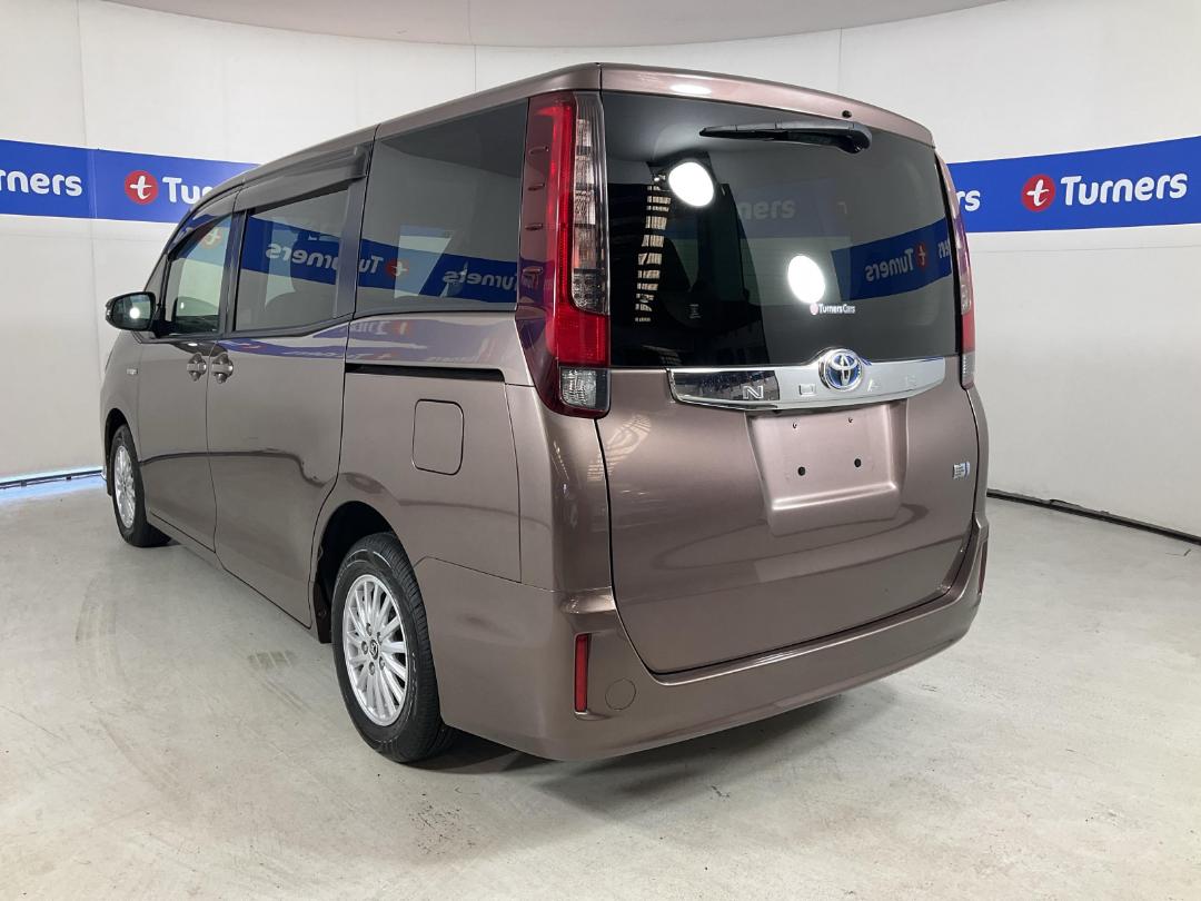 Photo '5' of Toyota Noah Photo '5' of Toyota Noah