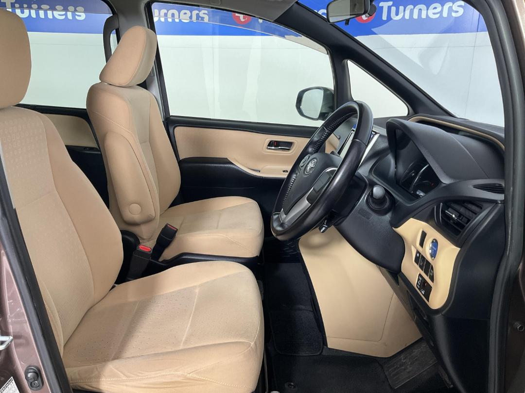 Photo '16' of Toyota Noah Photo '16' of Toyota Noah