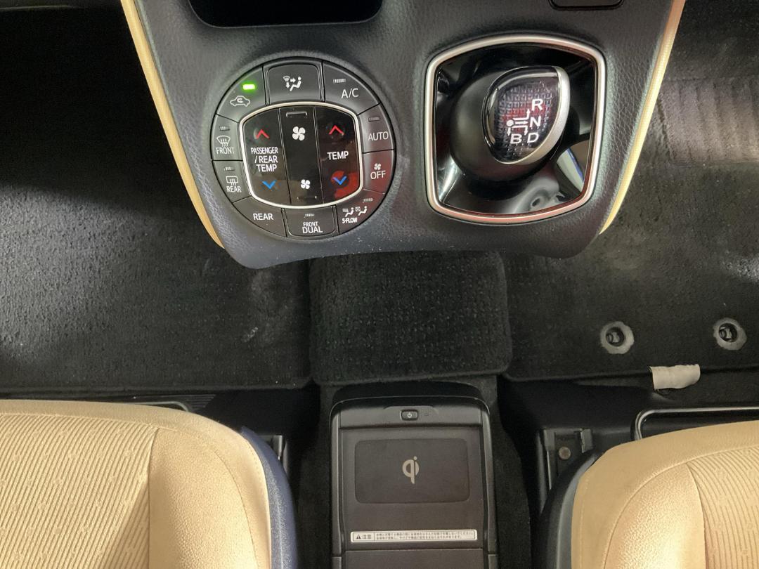 Photo '18' of Toyota Noah Photo '18' of Toyota Noah