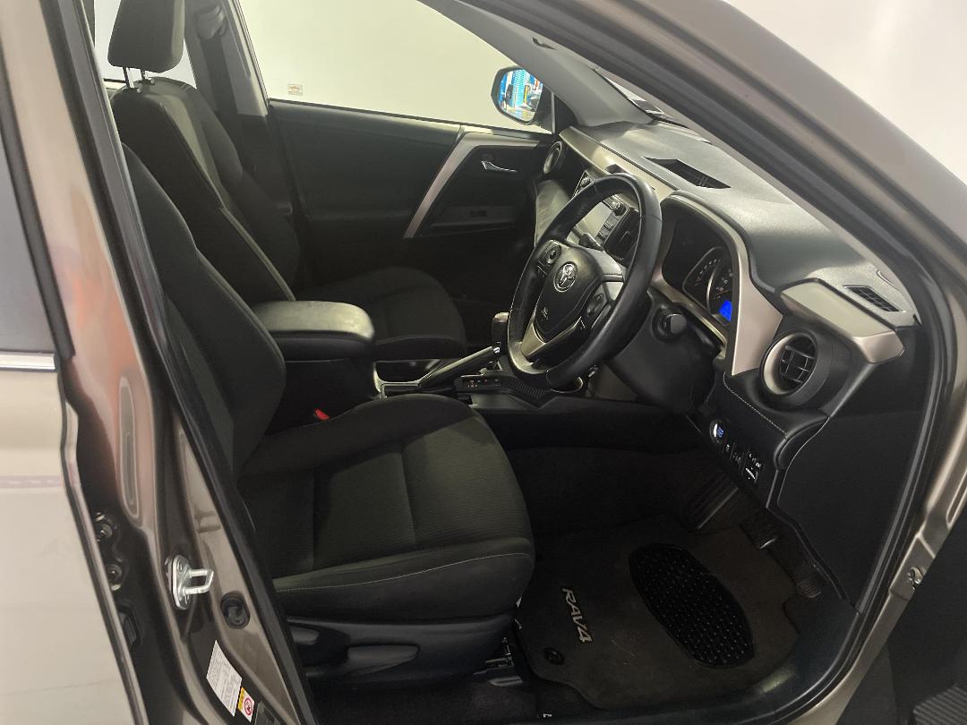 Photo '16' of Toyota Rav4