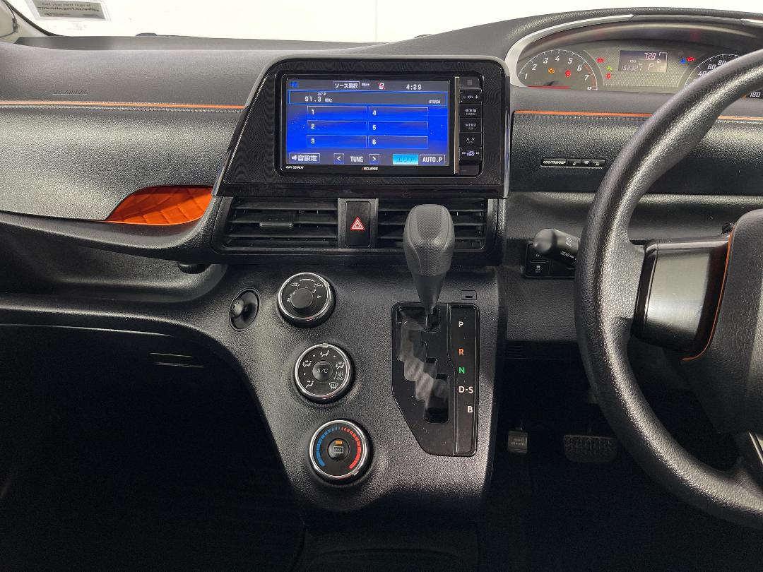 Photo '18' of Toyota Sienta Photo '18' of Toyota Sienta