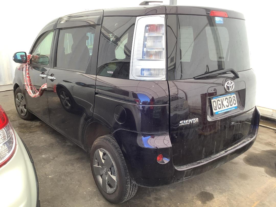 Photo '5' of Toyota Sienta Photo '5' of Toyota Sienta