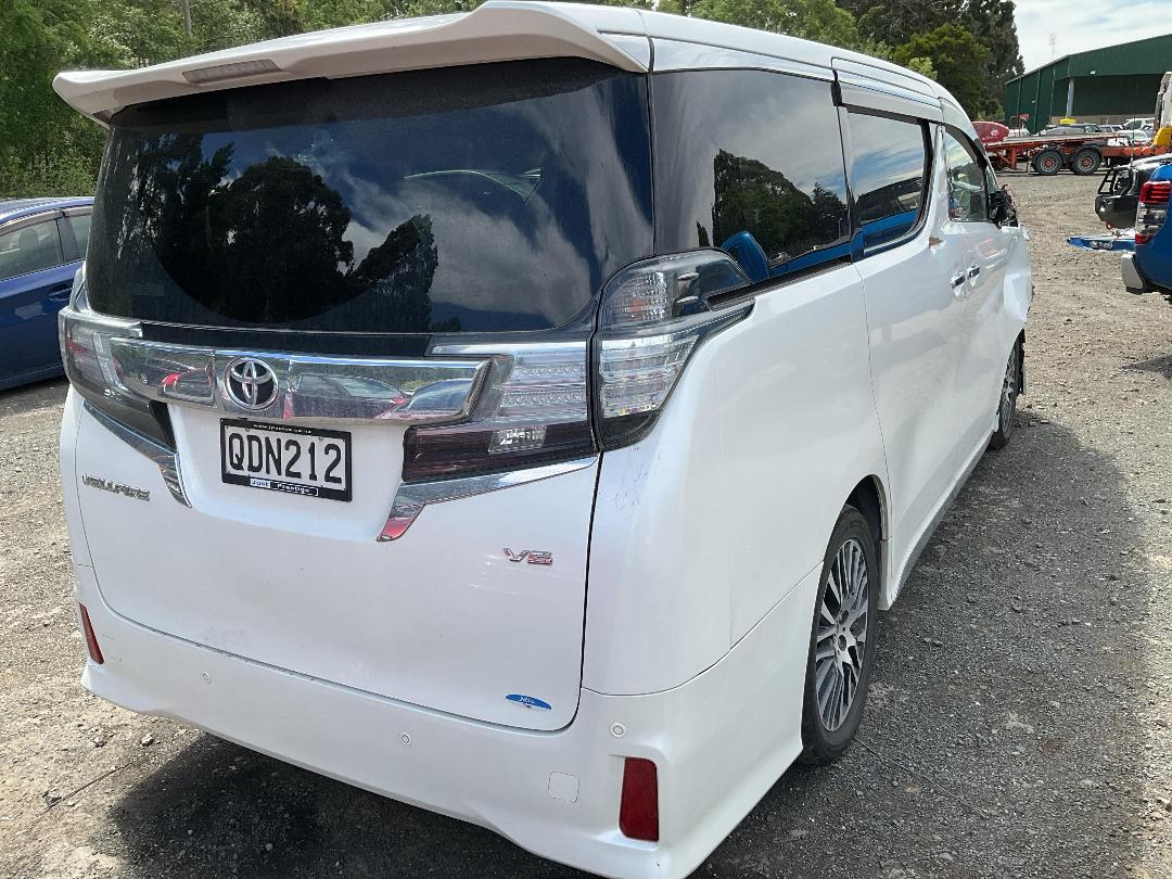 Photo '2' of Toyota Vellfire V6