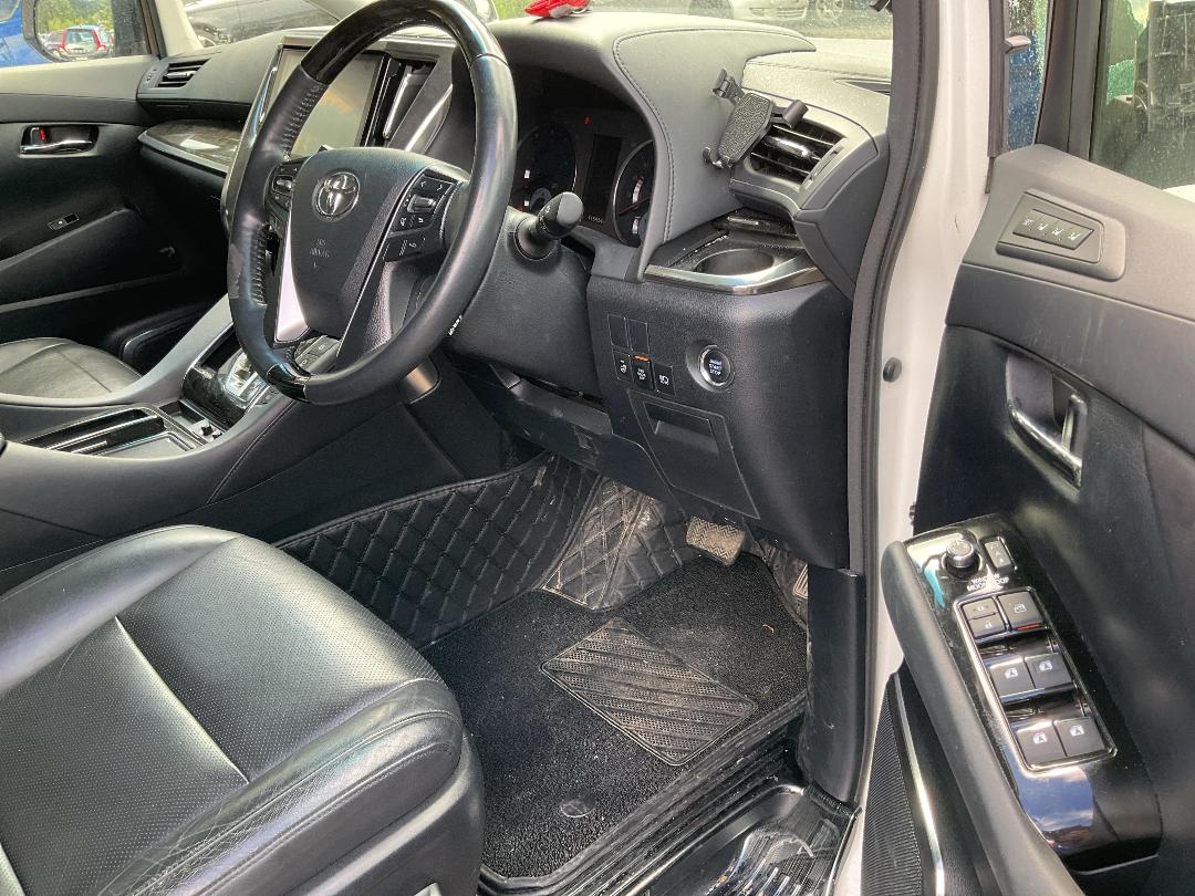 Photo '12' of Toyota Vellfire V6