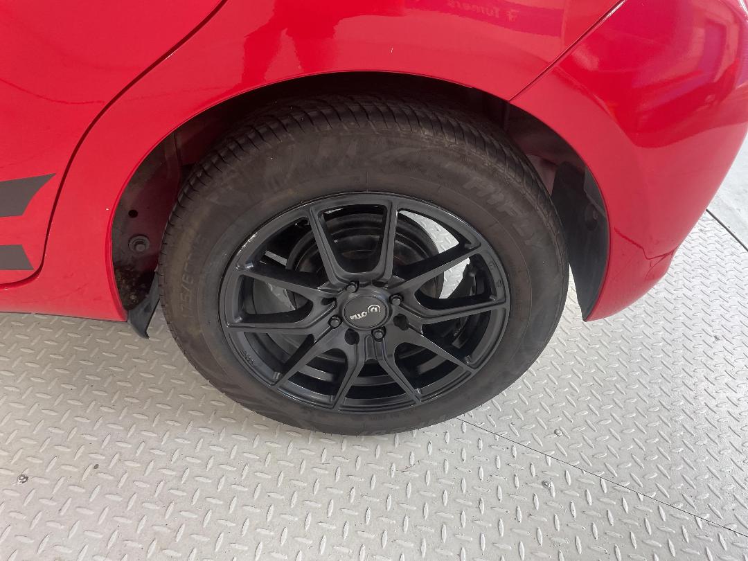 Photo '11' of Toyota Vitz