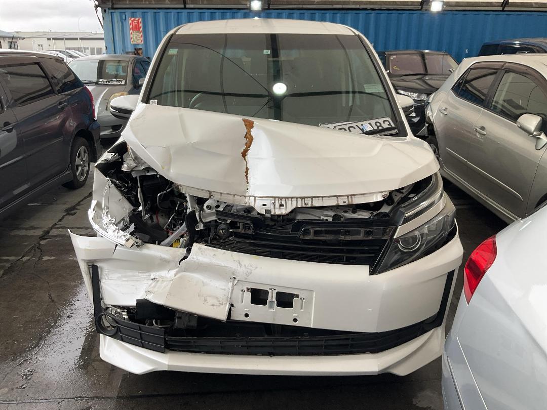 Photo '7' of Toyota Voxy Hybrid Photo '7' of Toyota Voxy Hybrid