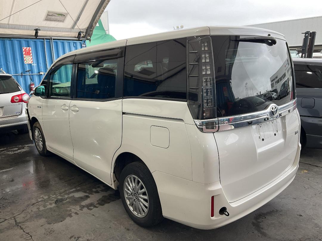 Photo '14' of Toyota Voxy Hybrid Photo '14' of Toyota Voxy Hybrid