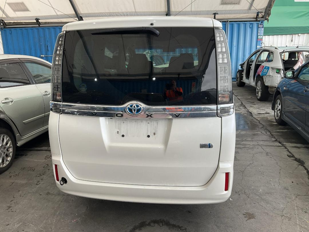 Photo '15' of Toyota Voxy Hybrid Photo '15' of Toyota Voxy Hybrid