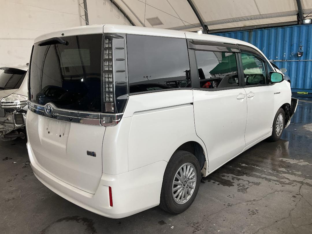 Photo '16' of Toyota Voxy Hybrid Photo '16' of Toyota Voxy Hybrid