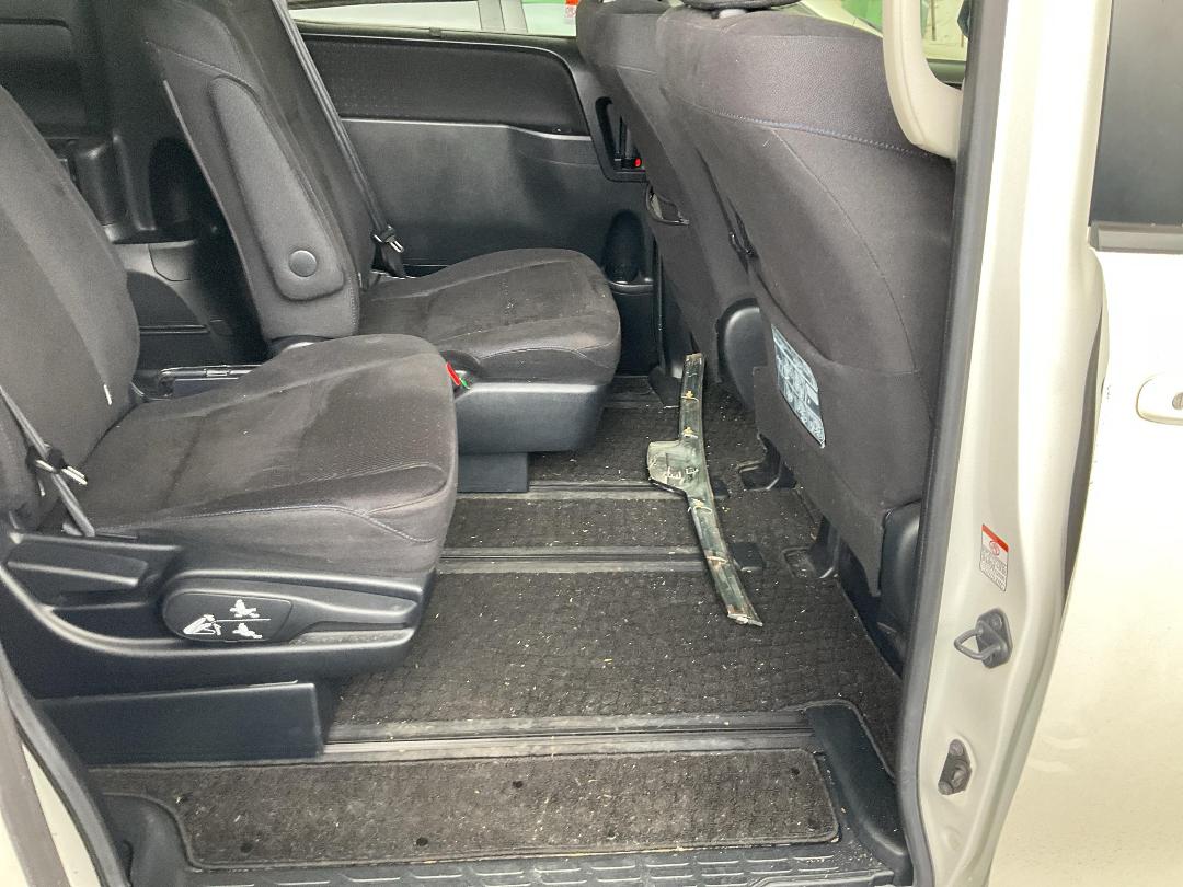 Photo '18' of Toyota Voxy Hybrid Photo '18' of Toyota Voxy Hybrid