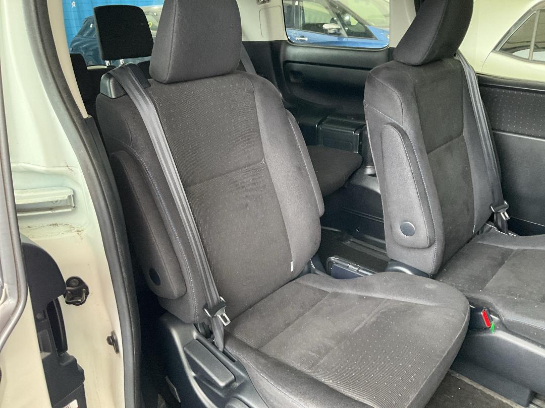 Photo '19' of Toyota Voxy Hybrid Photo '19' of Toyota Voxy Hybrid