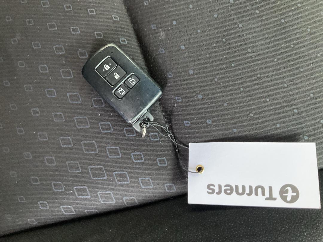 Photo '23' of Toyota Voxy Hybrid Photo '23' of Toyota Voxy Hybrid