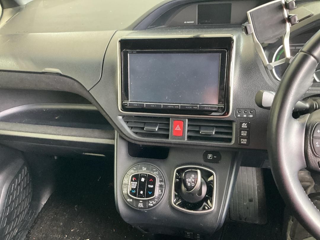 Photo '24' of Toyota Voxy Hybrid Photo '24' of Toyota Voxy Hybrid