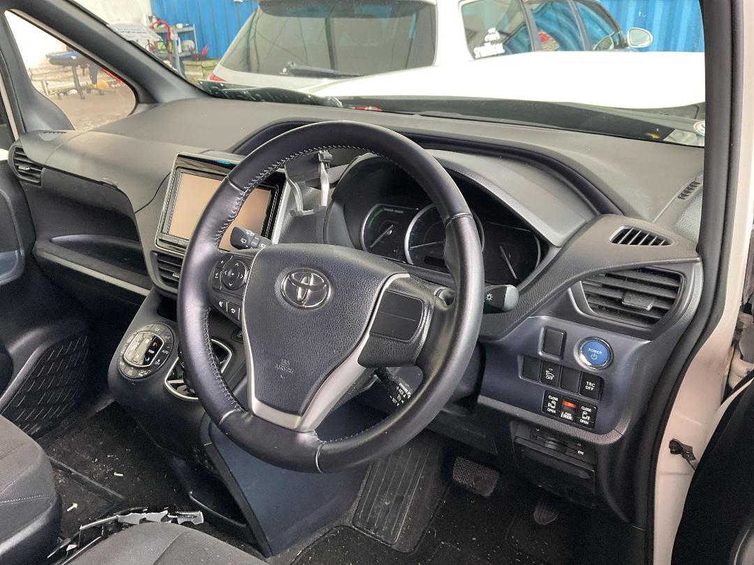 Photo '21' of Toyota Voxy Hybrid Photo '21' of Toyota Voxy Hybrid