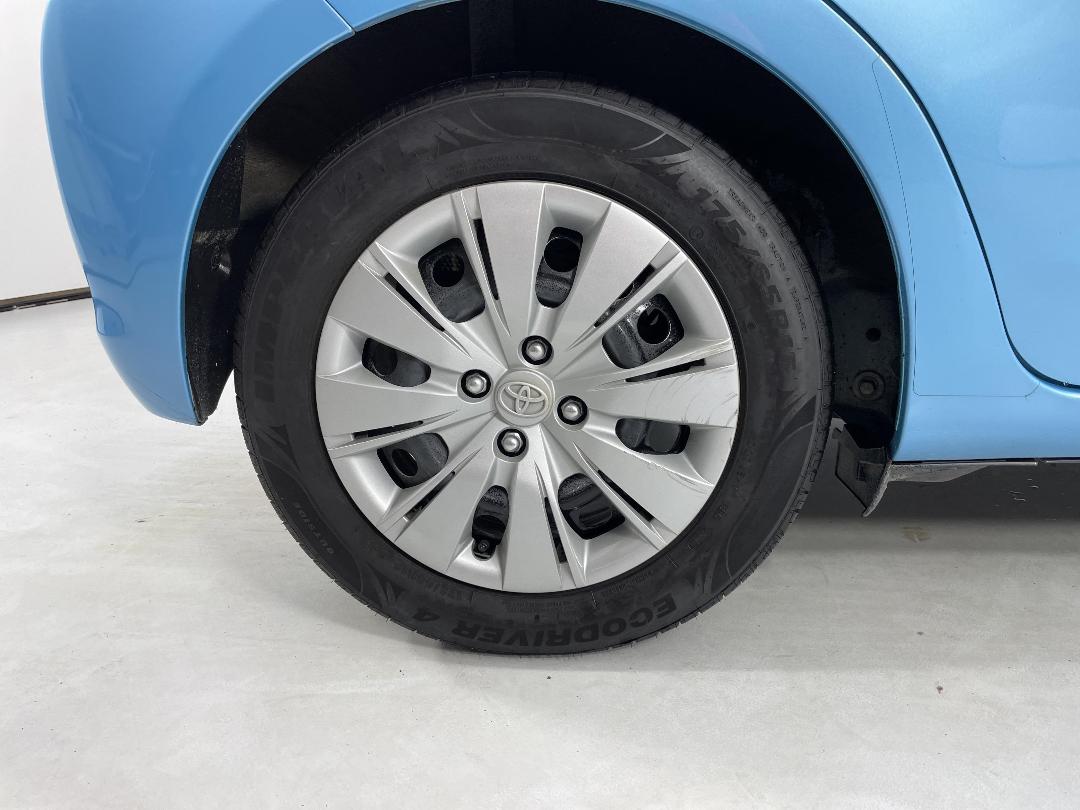 Photo '12' of Toyota Yaris