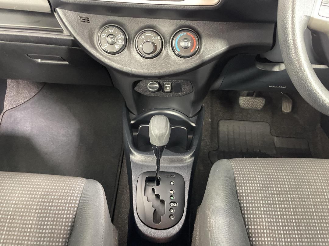 Photo '18' of Toyota Yaris