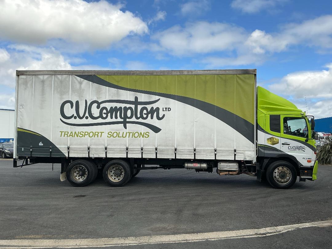 Photo '3' of UD Trucks PK17280 Curtainsider