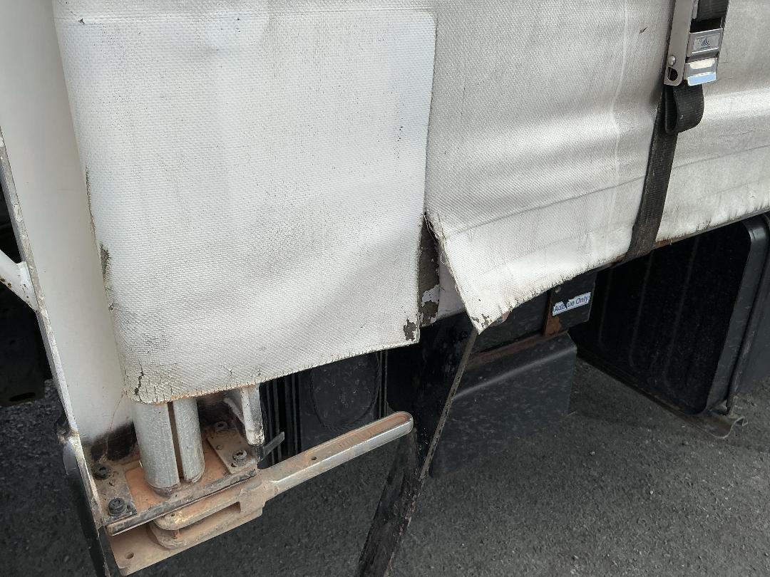 Photo '51' of UD Trucks PK17280 Curtainsider