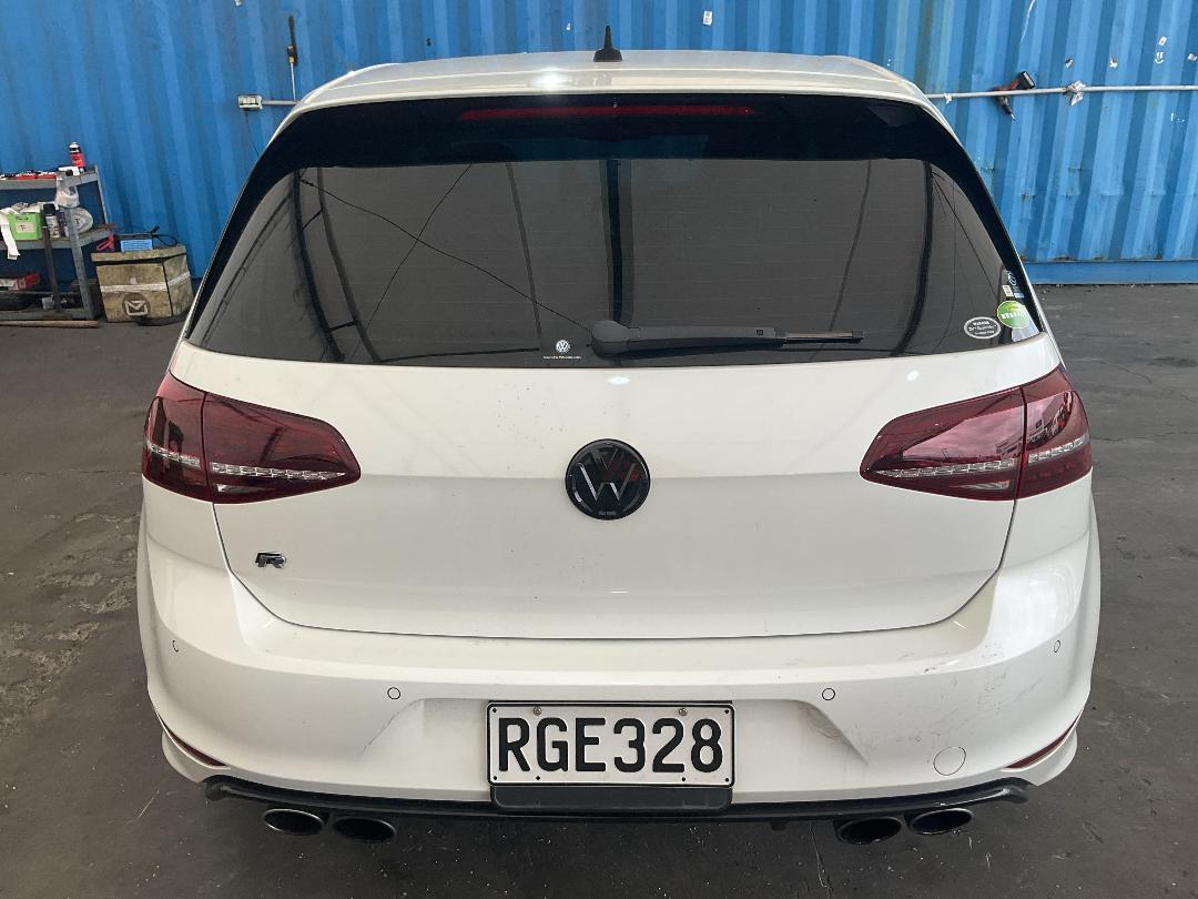 Photo '4' of Volkswagen Golf R Photo '4' of Volkswagen Golf R