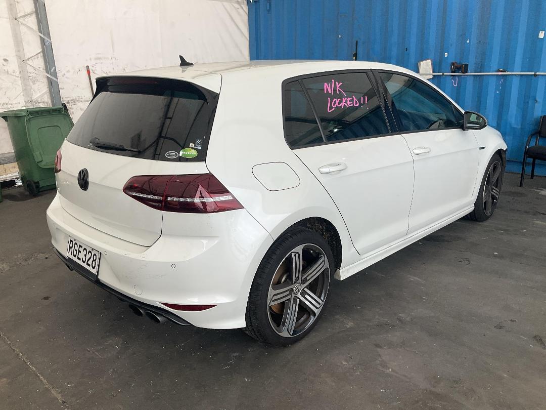 Photo '5' of Volkswagen Golf R Photo '5' of Volkswagen Golf R