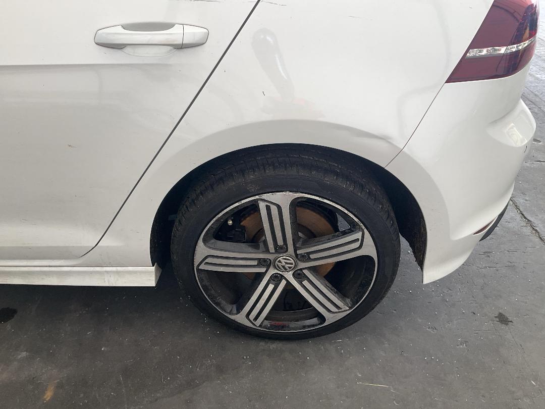 Photo '9' of Volkswagen Golf R Photo '9' of Volkswagen Golf R