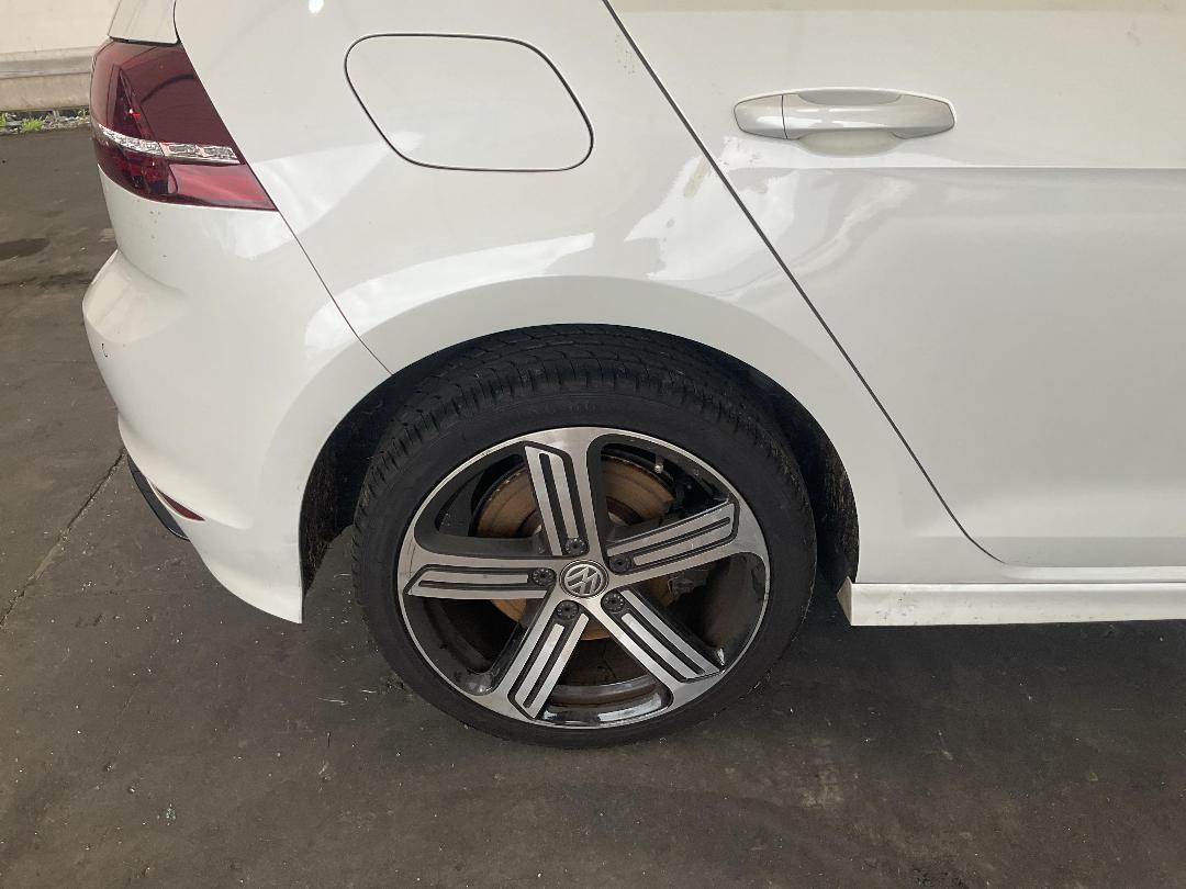 Photo '8' of Volkswagen Golf R Photo '8' of Volkswagen Golf R