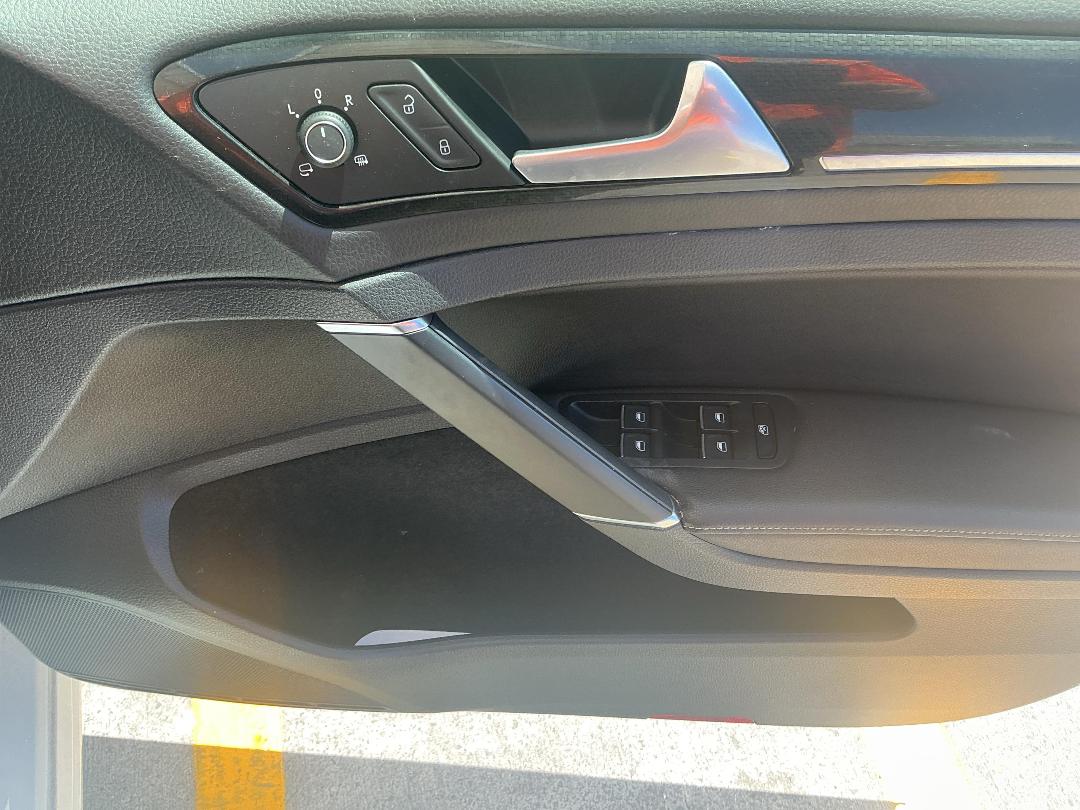 Photo '18' of Volkswagen Golf R Photo '18' of Volkswagen Golf R