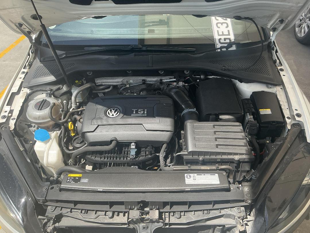 Photo '24' of Volkswagen Golf R Photo '24' of Volkswagen Golf R