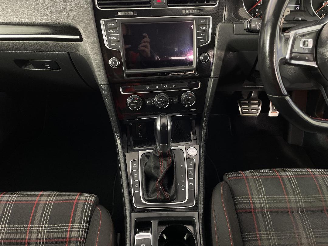 Photo '18' of Volkswagen Golf