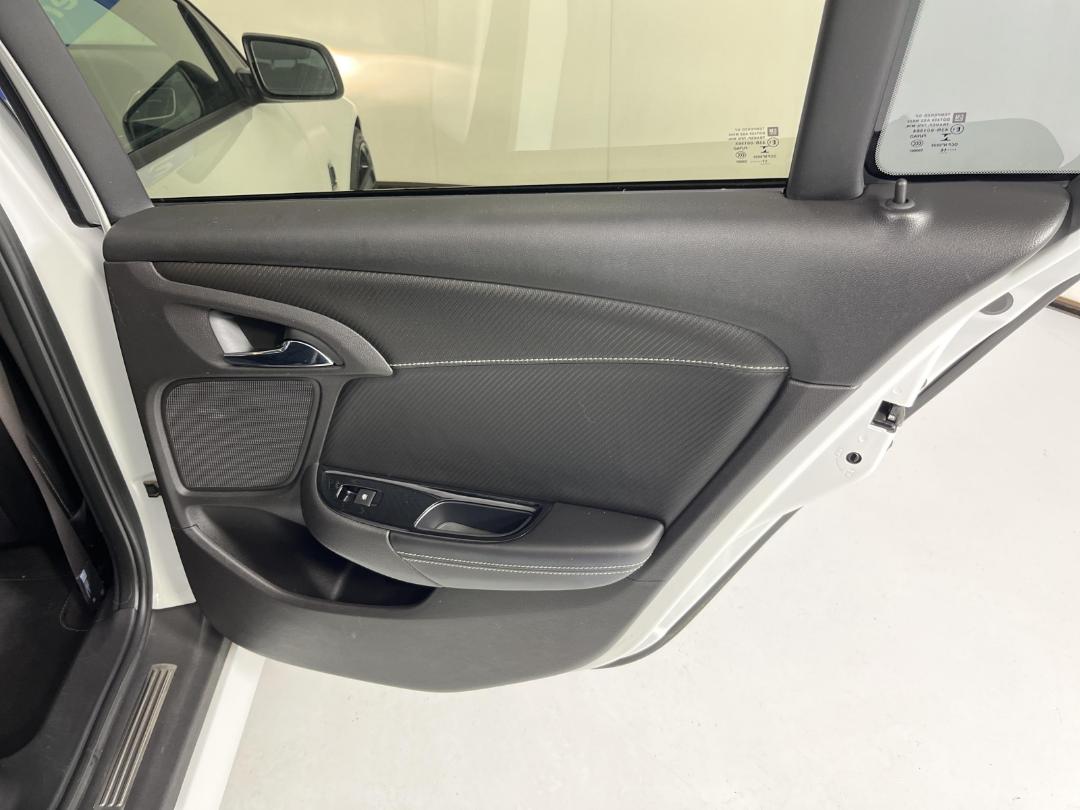 Photo '19' of Holden Commodore Photo '19' of Holden Commodore