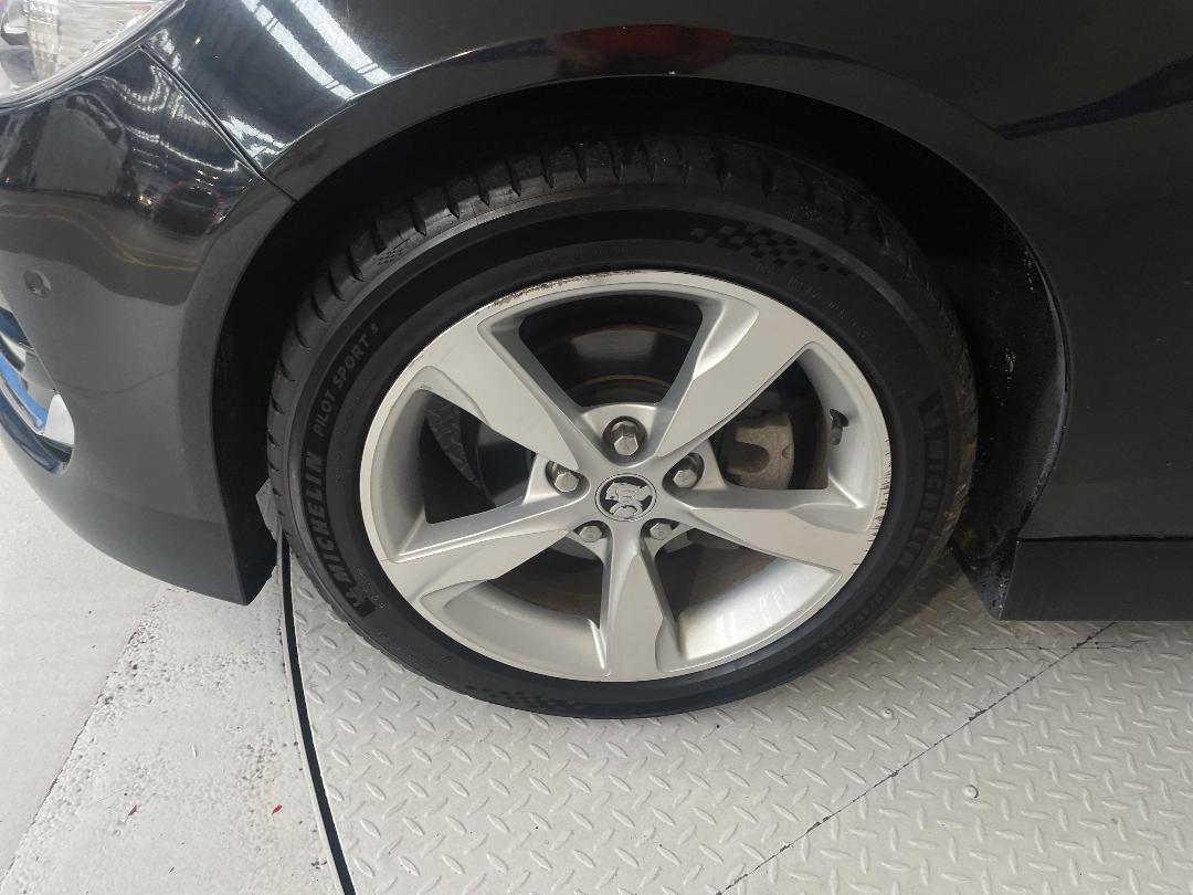 Photo '10' of Holden Commodore Photo '10' of Holden Commodore