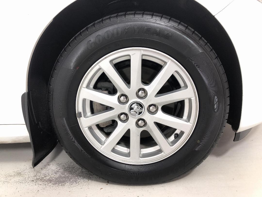 Photo '9' of Holden Commodore Photo '9' of Holden Commodore