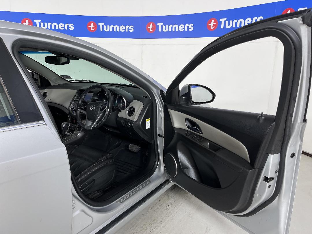 Photo '15' of Holden Cruze