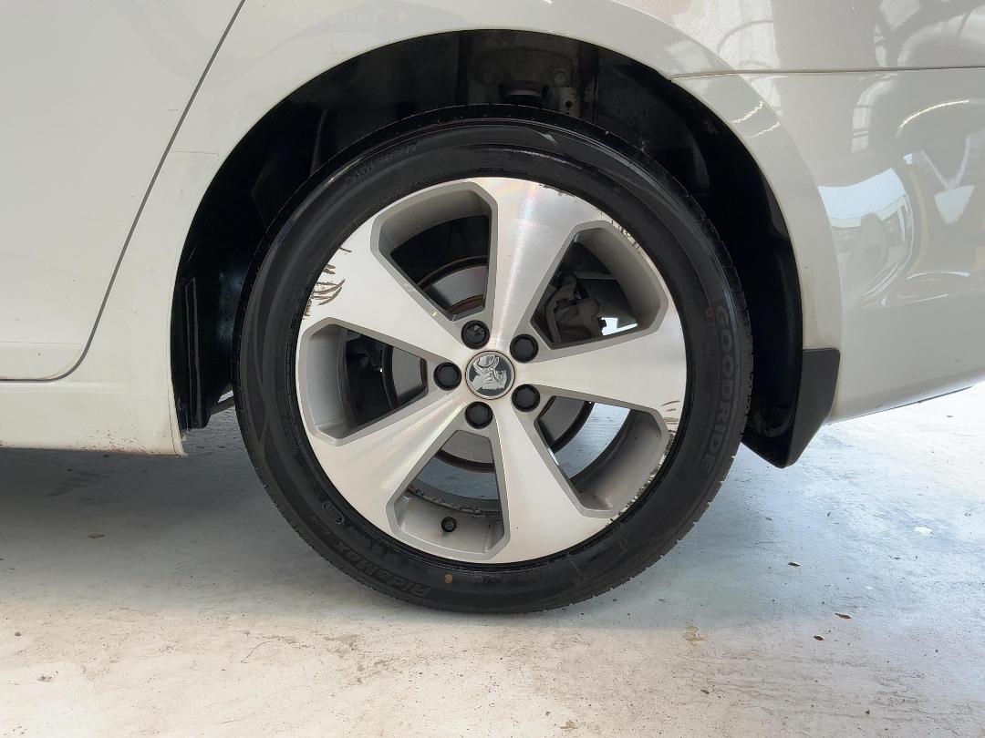 Photo '11' of Holden Cruze