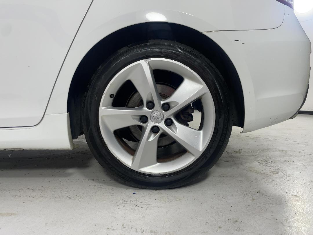 Photo '11' of Holden Cruze