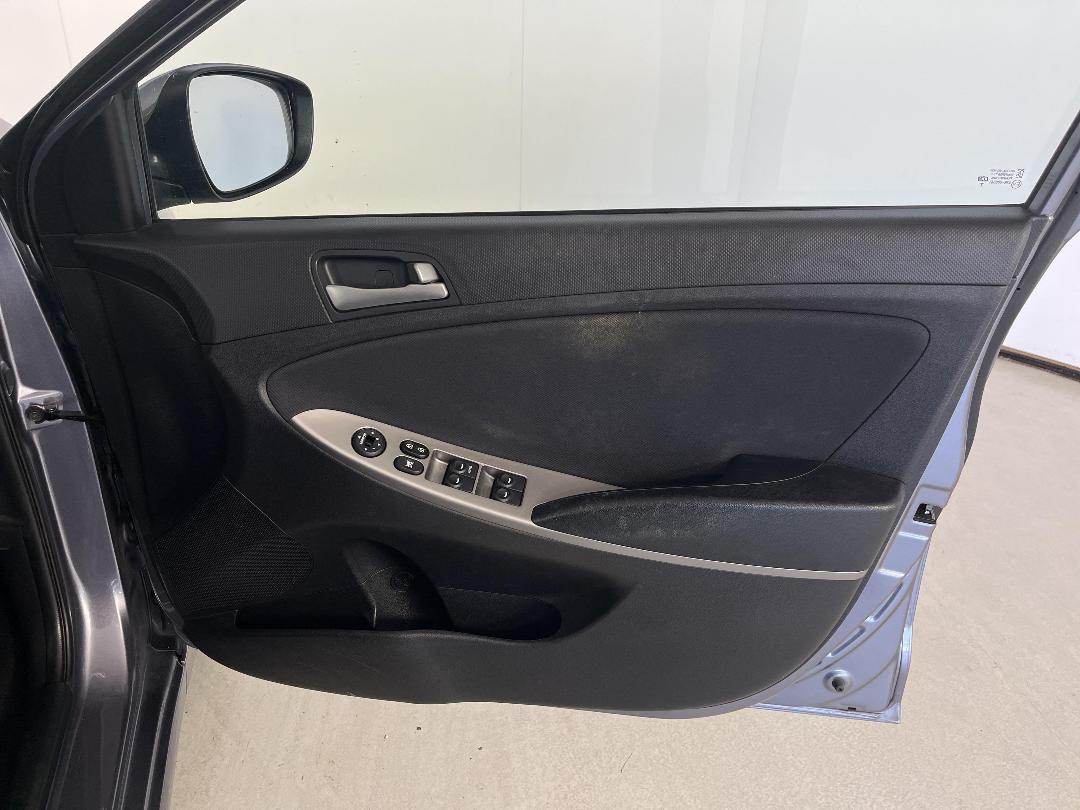 Photo '15' of Hyundai Accent