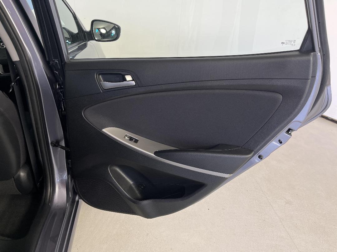 Photo '19' of Hyundai Accent