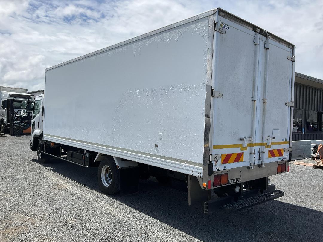 Photo '6' of Isuzu Forward BOX BODY Chiller