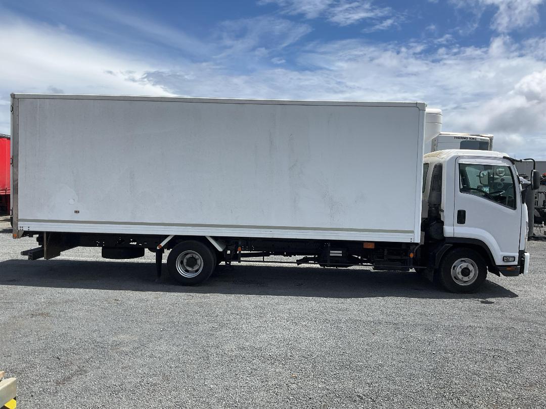 Photo '3' of Isuzu Forward BOX BODY Chiller
