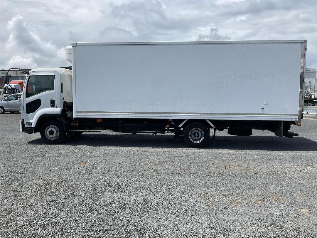 Photo '7' of Isuzu Forward BOX BODY Chiller