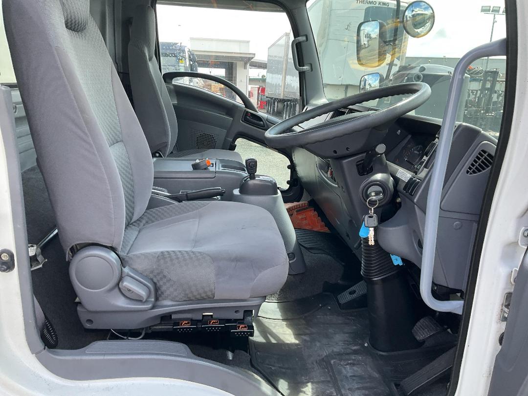 Photo '12' of Isuzu Forward BOX BODY Chiller