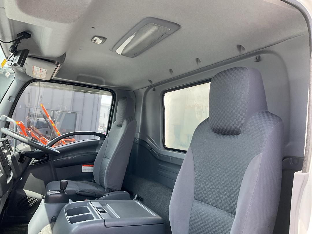 Photo '22' of Isuzu Forward BOX BODY Chiller