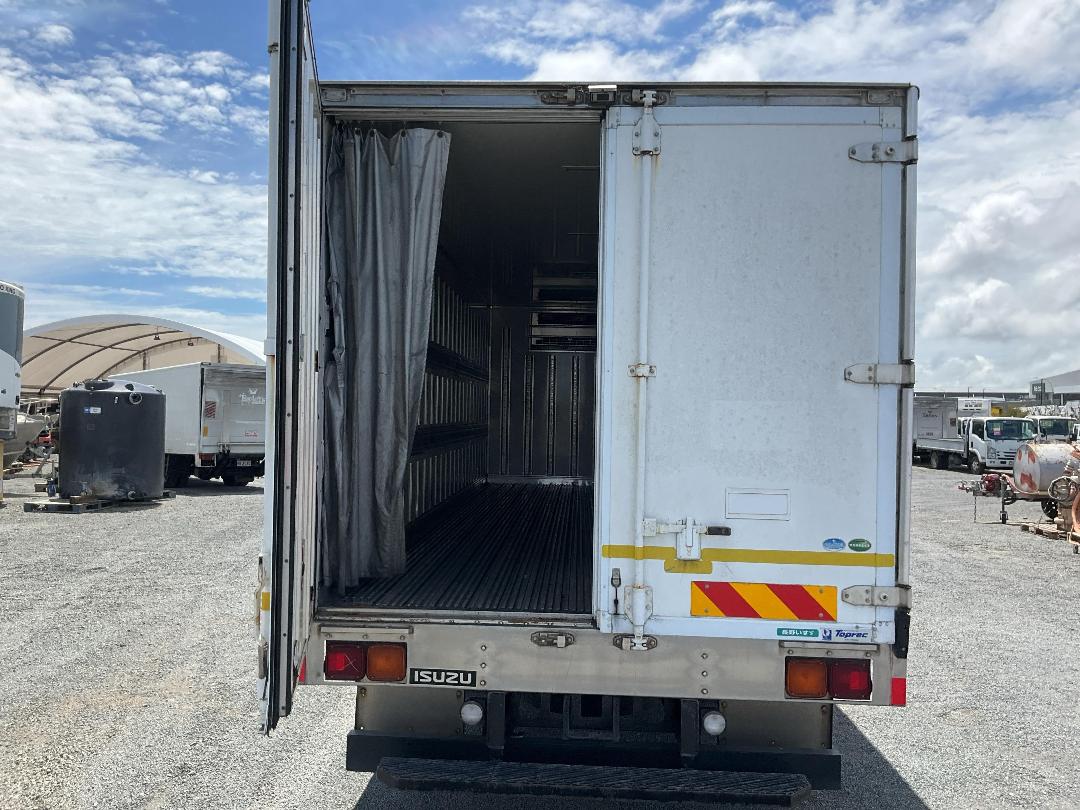 Photo '23' of Isuzu Forward BOX BODY Chiller