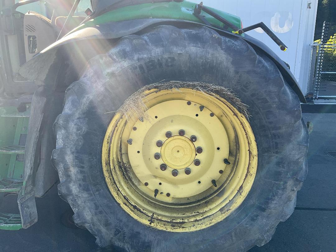 Photo '22' of JOHN DEERE 6195R Tractor