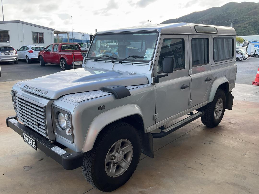 Damaged Land Rover Defender 110 2016 in Wellington Seaview at