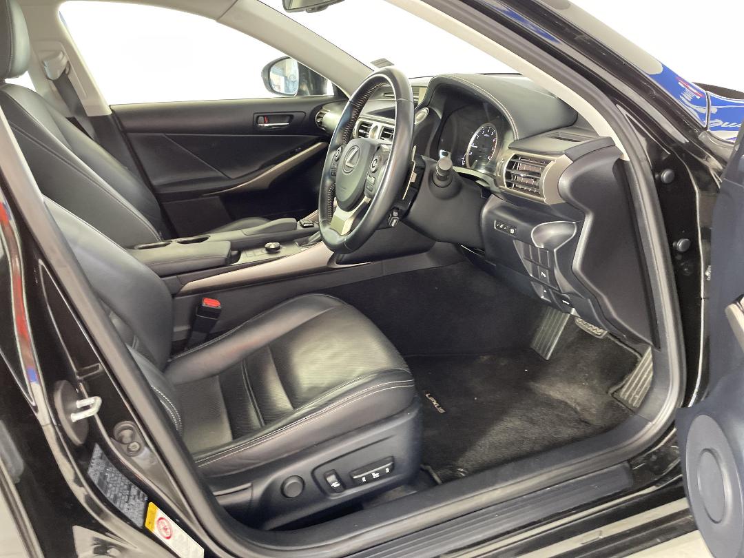 Photo '16' of Lexus IS200T