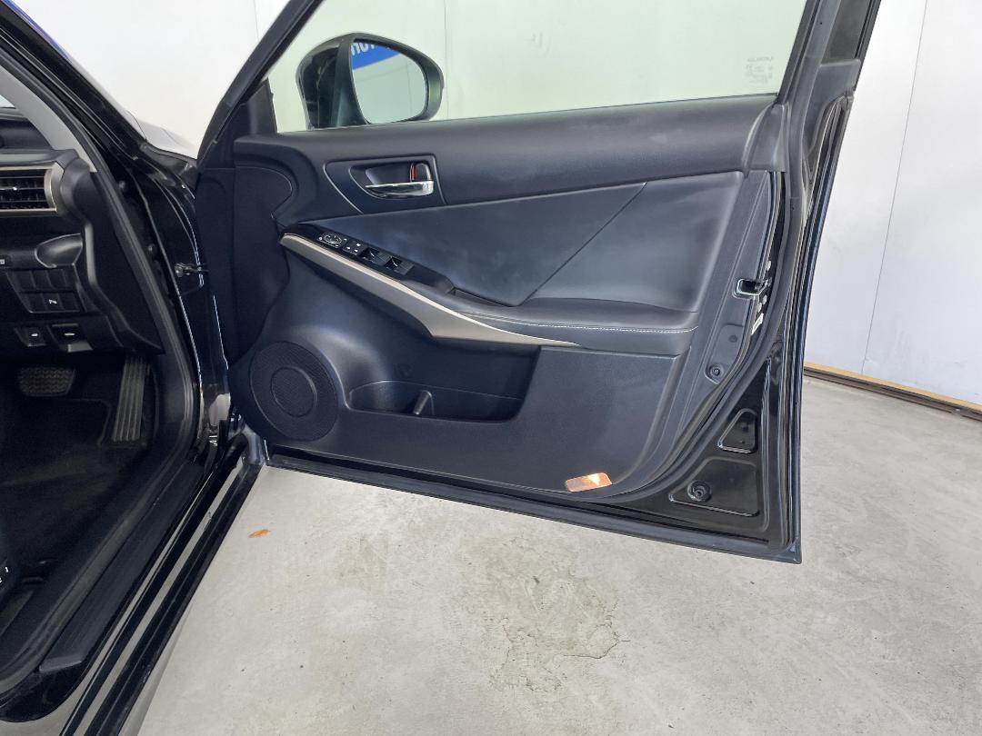 Photo '15' of Lexus IS200T