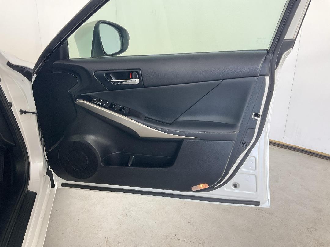 Photo '15' of Lexus IS200T